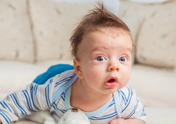 2 meses de idade menino em casa — Fotografia de Stock