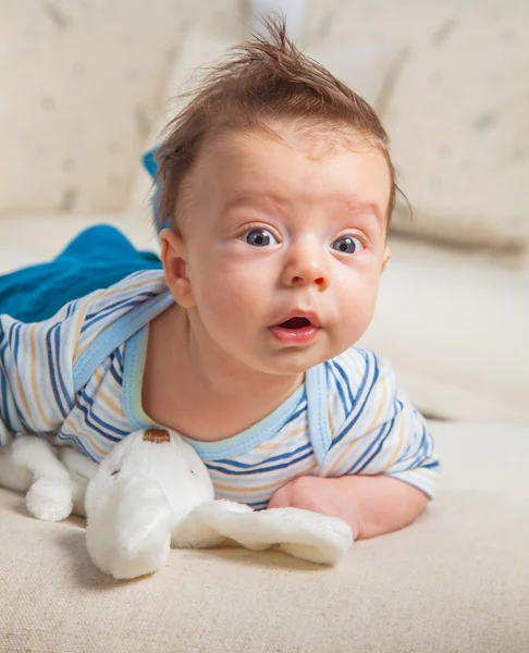 2 meses de idade menino em casa — Fotografia de Stock