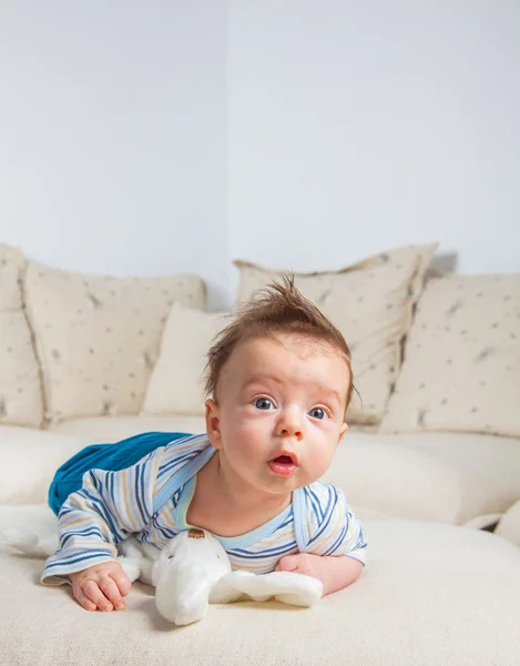 2 månader gammal pojke hemma — Stockfoto