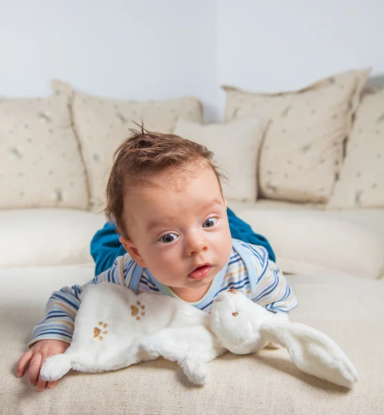 2 aylık erkek bebek evde