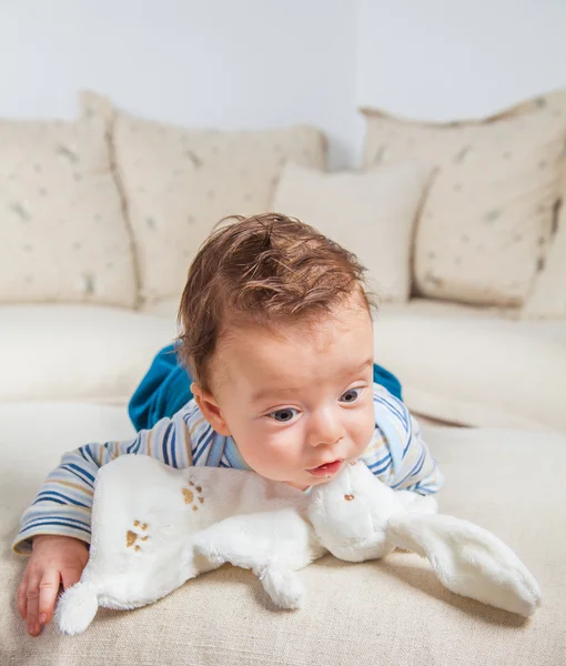 2 meses de idade menino em casa — Fotografia de Stock