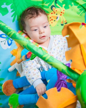 Playmat üzerinde erkek bebek