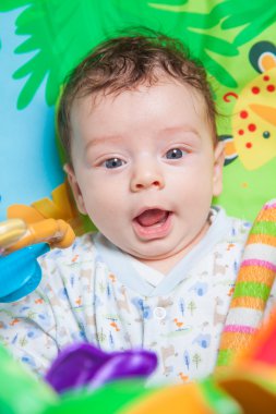 Playmat üzerinde erkek bebek