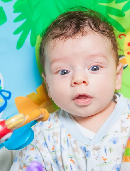 Babyjongen op speeltapijt — Stockfoto