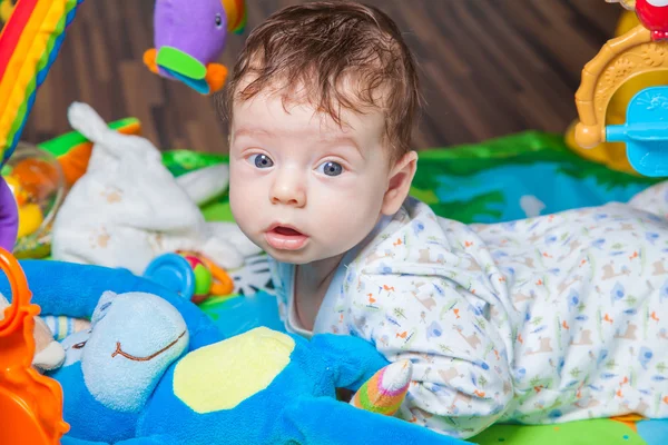 Bébé garçon sur tapis de jeu — Photo