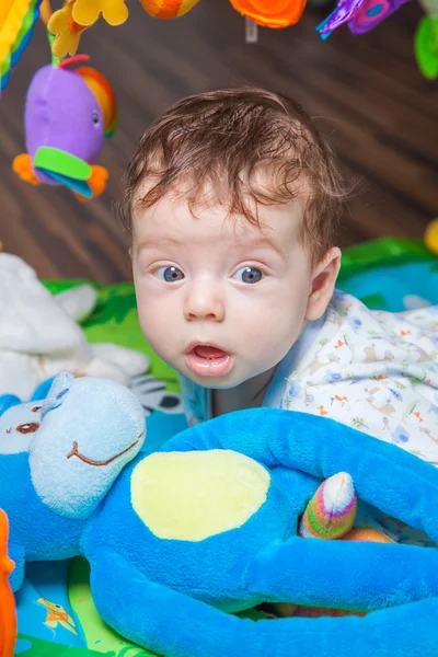 Niño en playmat — Foto de Stock