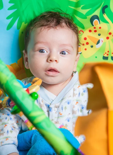 Junge auf Spielmatte — Stockfoto