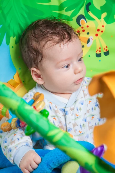 Junge auf Spielmatte — Stockfoto