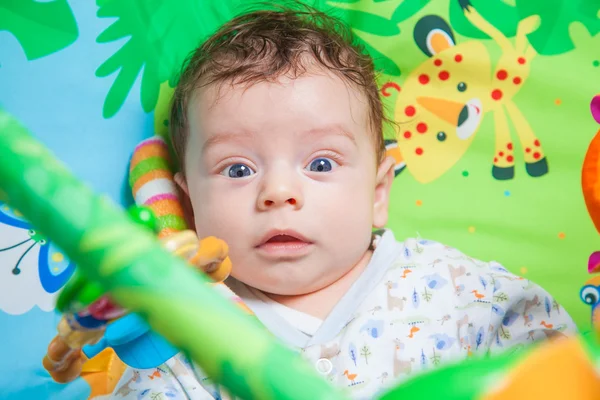 Junge auf Spielmatte — Stockfoto