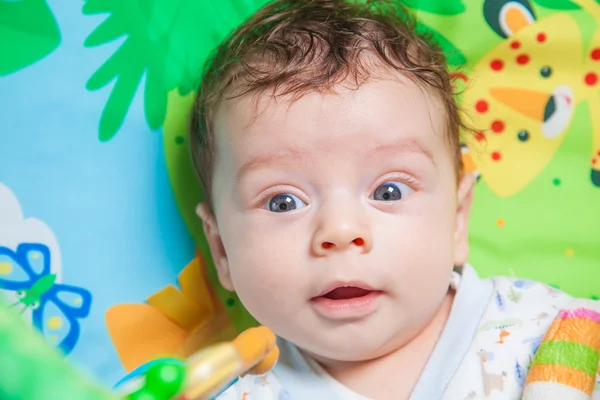 Playmat üzerinde erkek bebek — Stok fotoğraf