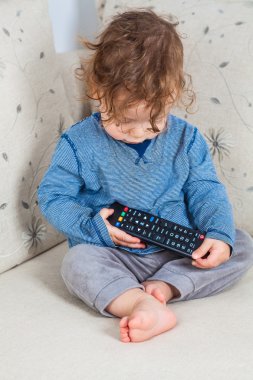 Uzaktan kumandalı erkek bebek