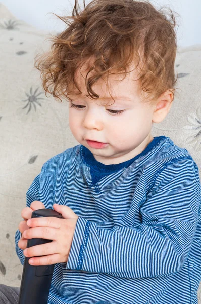 Babyjongen met afstandsbediening — Stockfoto