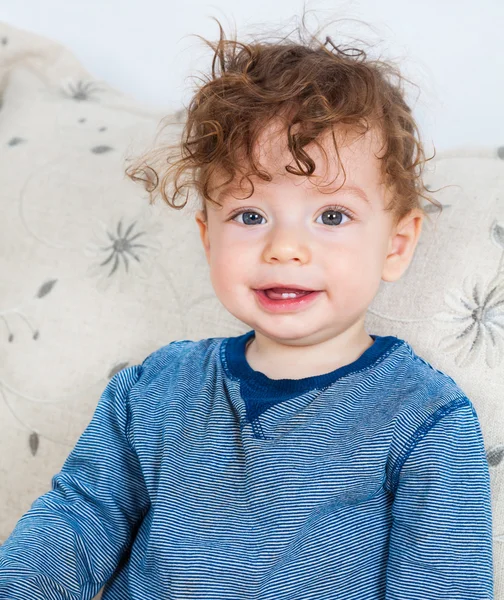 Babyjongen met krullend haar — Stockfoto