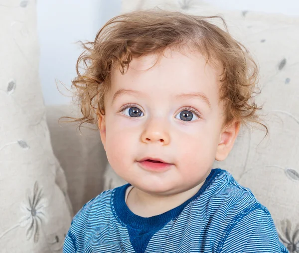Kıvırcık saçlı erkek bebek — Stok fotoğraf