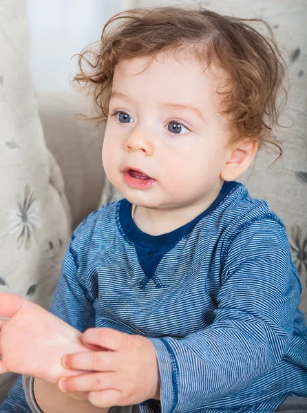 Menino com cabelo encaracolado — Fotografia de Stock