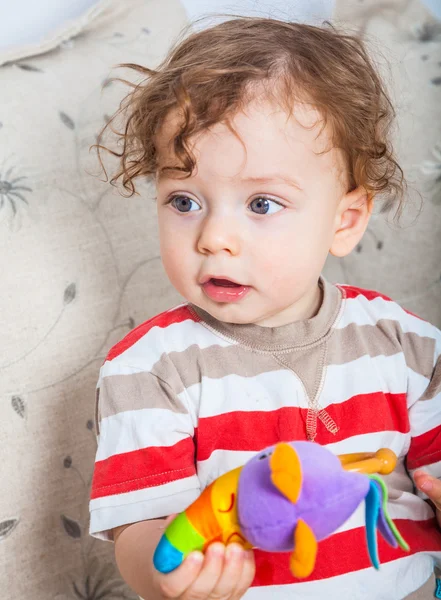 Menino brincando — Fotografia de Stock