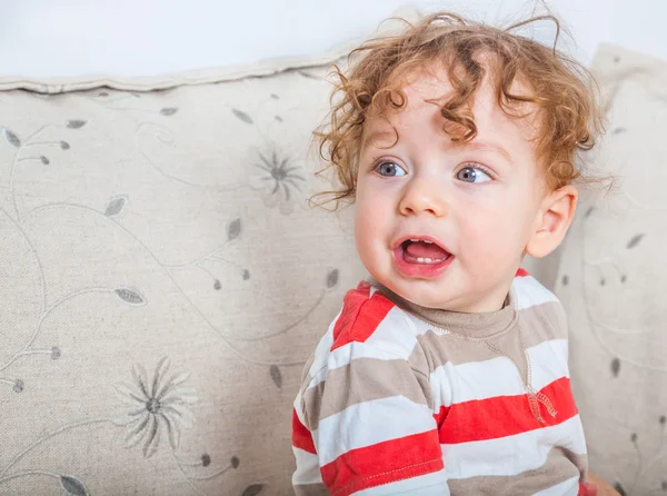 Niño con el pelo rizado — Foto de Stock