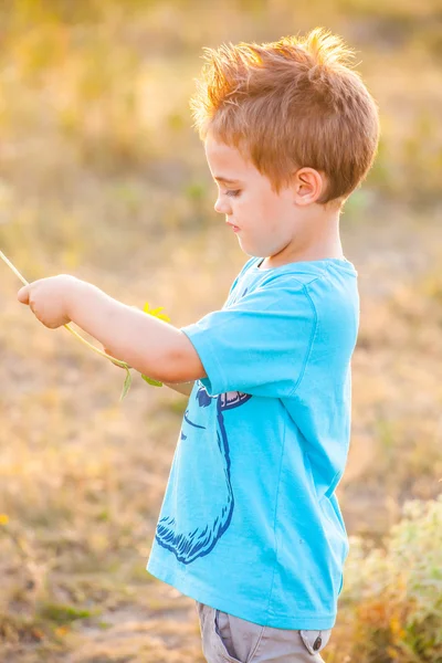 Garçon de 5 ans en plein air — Photo