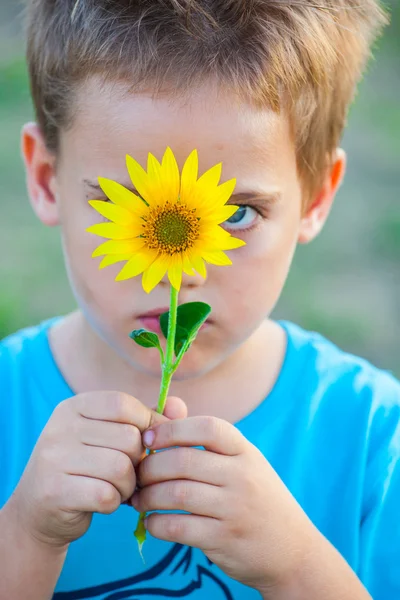 5 anos de idade menino ao ar livre — Fotografia de Stock