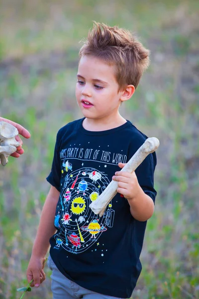 Garçon de 5 ans en plein air — Photo