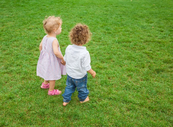 Bébé garçon et bébé fille dans le parc — Photo