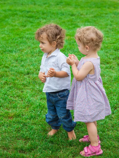 Bébé garçon et bébé fille dans le parc — Photo