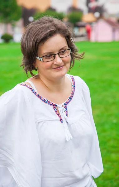 Portrait de femme dans le parc — Photo