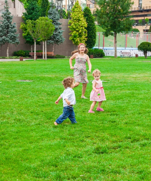 Děti si hrají v parku — Stock fotografie