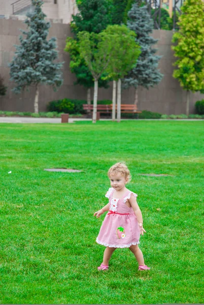 1 año de edad bebé niña al aire libre — Foto de Stock