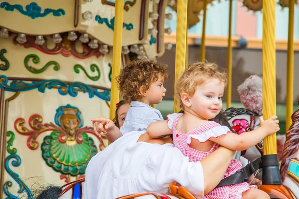 Chlapeček a holčička v karuselu — Stock fotografie