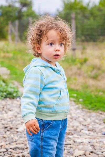 Babyjongen buiten op het platteland — Stockfoto