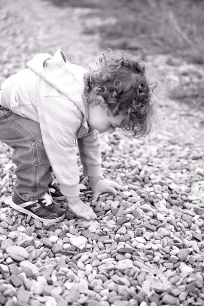 Bébé garçon en plein air à la campagne — Photo