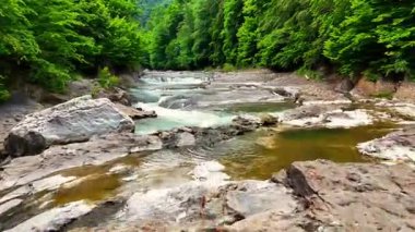 Romanya 'nın Vrancea İlçesindeki Putna Şelalesinin hava manzarası