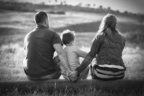 Portrait de famille au coucher du soleil — Photo