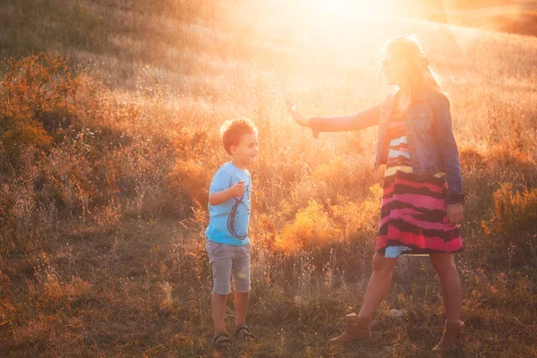 5 anno vecchio ragazzo con suo madre — Foto Stock