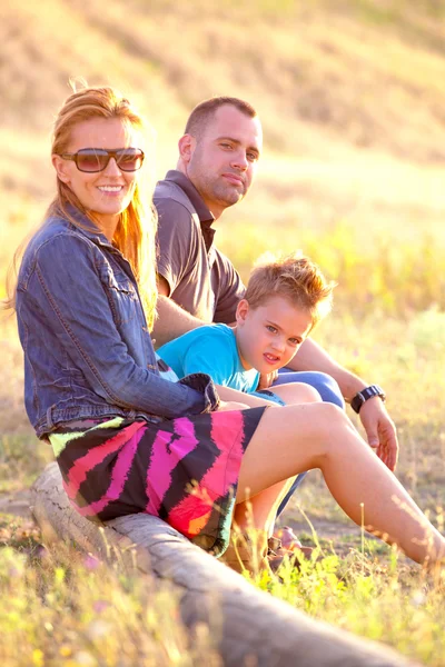 Ritratto di famiglia al tramonto — Foto Stock