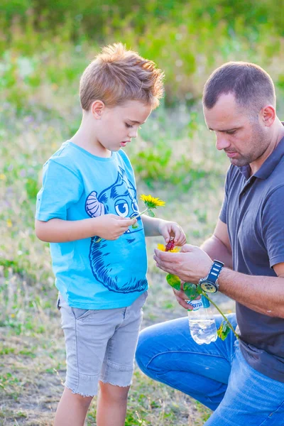 5 anno vecchio ragazzo con suo padre — Foto Stock