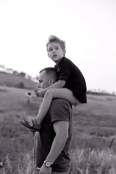 Niño de 5 años con su padre — Foto de Stock