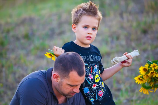 5 anno vecchio ragazzo con suo padre — Foto Stock