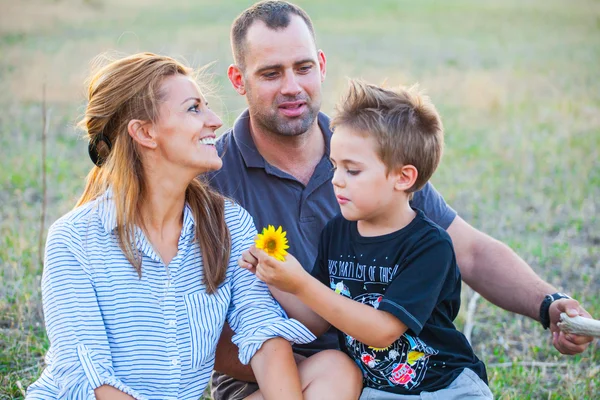 Retrato de família ao pôr do sol — Fotografia de Stock