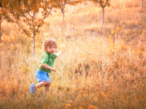 Bambino ragazzo all'aperto — Foto Stock