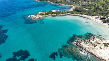 Yunanistan 'ın Chalkidiki kentindeki Vourvourou kentindeki Karydi Plajı' nın bahar manzarası, sezon dışında çekildi. Temiz sığ sular, pürüzsüz kaya oluşumları ve kalabalık olmayan sakin kıyı şeridi..