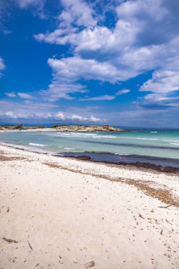 Yunanistan 'ın Chalkidiki kentindeki Vourvourou kentindeki Karydi Plajı' nın bahar manzarası, sezon dışında çekildi. Temiz sığ sular, pürüzsüz kaya oluşumları ve kalabalık olmayan sakin kıyı şeridi..
