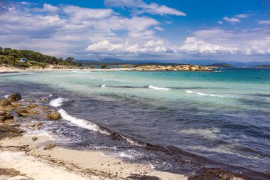 Yunanistan 'ın Chalkidiki kentindeki Vourvourou kentindeki Karydi Plajı' nın bahar manzarası, sezon dışında çekildi. Temiz sığ sular, pürüzsüz kaya oluşumları ve kalabalık olmayan sakin kıyı şeridi..