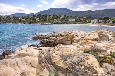 Yunanistan 'ın Chalkidiki kentindeki Vourvourou kentindeki Karydi Plajı' nın bahar manzarası, sezon dışında çekildi. Temiz sığ sular, pürüzsüz kaya oluşumları ve kalabalık olmayan sakin kıyı şeridi..