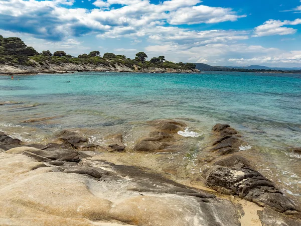 Yunanistan 'ın Chalkidiki kentindeki Vourvourou kentindeki Karydi Plajı' nın bahar manzarası, sezon dışında çekildi. Temiz sığ sular, pürüzsüz kaya oluşumları ve kalabalık olmayan sakin kıyı şeridi..
