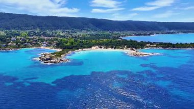 Yunanistan 'ın Chalkidiki kentindeki Vourvourou kentindeki Karydi Plajı' nın bahar manzarası, sezon dışında çekildi. Temiz sığ sular, pürüzsüz kaya oluşumları ve kalabalık olmayan sakin kıyı şeridi..