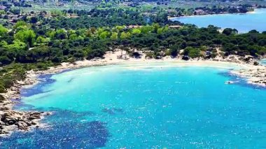 Yunanistan 'ın Chalkidiki kentindeki Vourvourou kentindeki Karydi Plajı' nın bahar manzarası, sezon dışında çekildi. Temiz sığ sular, pürüzsüz kaya oluşumları ve kalabalık olmayan sakin kıyı şeridi..