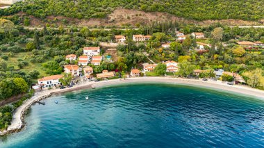 Yunanistan 'ın orta kesimindeki bir kıyı kasabası olan Skaloma' nın hava aracı görüntüsü, Corinth Körfezi kıyı şeridi, açık mavi deniz, geleneksel evler ve Akdeniz manzarasını gösteriyor. Manzaralı Yunan kıyıları, yaz gezileri, yüksek açılı insansız hava aracı görüntüleri.