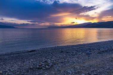 Yunanistan 'ın orta kesimindeki Korint Körfezi üzerinde gün batımı, Skaloma köyünden ele geçirildi. Sahne, altın saat boyunca renkli gökyüzü, sakin deniz ve Akdeniz kıyılarını gösteriyor. Yunanistan 'ın deniz manzarası ve seyahat manzarası.